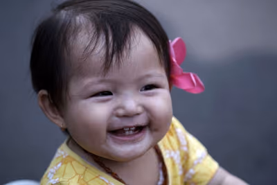 Niña sonriendo después de su revisión dental